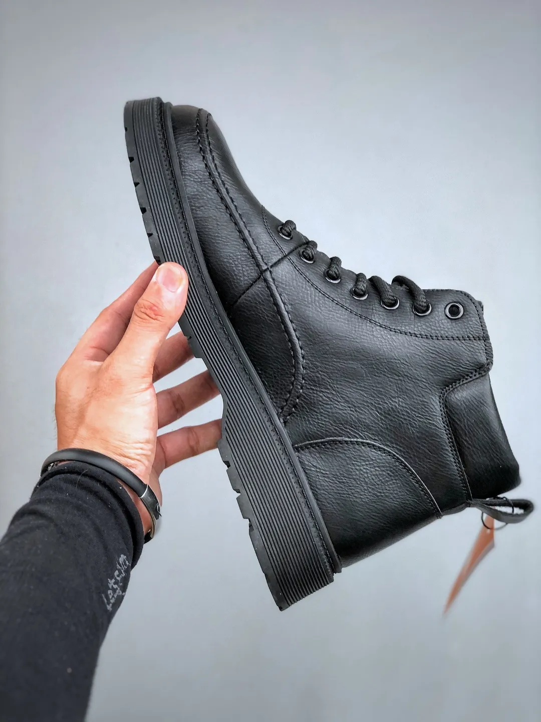 💰480 /Timberland Timberland/Timberland classic model 25ss new high-top, classic re-creation, brand new upgrade, Guangdong factory quality, original box and original packaging, the fabric is made of Italian top frosted cowhide, with anti-odor and anti-corrosion genuine leather latex insoles, giving you a perfect wearing experience. High-quality and durable, a must-have for sportsmen. Specializes in not looking handsome. High-quality, first-class foot feel. Exclusive supply. Item number: TB23066 Size: 38-44